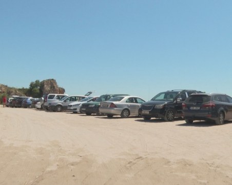 Навалица от коли на плажа Болата, но само петима шофьори глобени