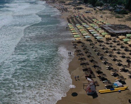 Голямото синьо! Огромни вълни заляха плажовете на 