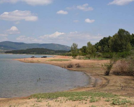 Паника заради свински отпадъци в язовир Жребчево