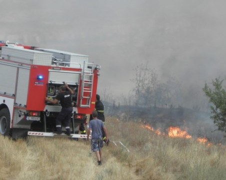 Пожарът в Хасковско е овладян! Подозират човешка небрежност