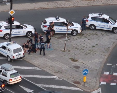 Зрелищен арест в Бургас! Полицаи натръшкаха на земята трима мъже и една жена