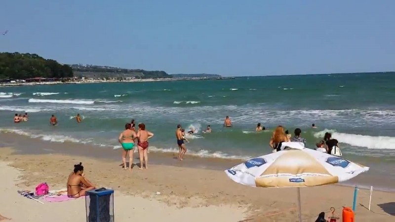 Издирват дете, повлечено от вълните на централния плаж във Варна