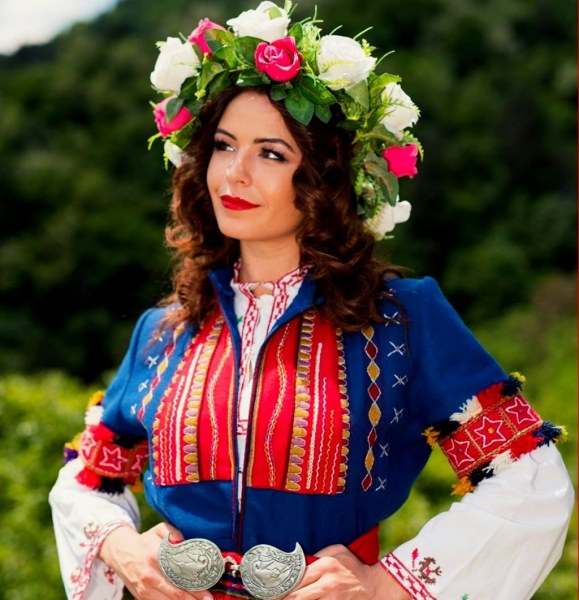 Магическата българска носия оживява в благотворителна изложба в Пловдив