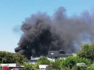 Да не можеш дъх да си поемеш! Черни кълбета дим се носят над Пловдив