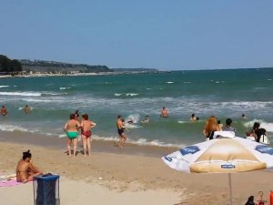 Издирват дете, повлечено от вълните на централния плаж във Варна