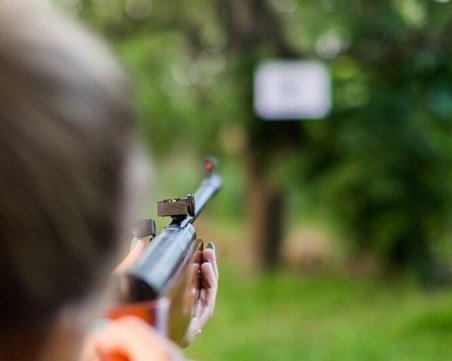 9-годишно момиче простреля сестра си с въздушна пушка