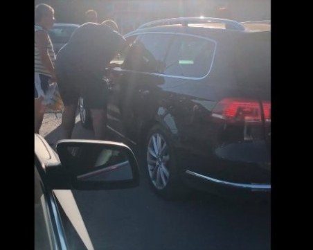 Баща и син пребиха шофьор на оживен паркинг в Шумен