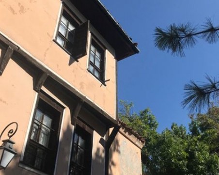 Емблематична сграда в Стария град се руши, керемиди падат край минувачи