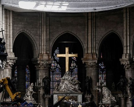 Камъни паднаха от тавана на парижката катедрала 