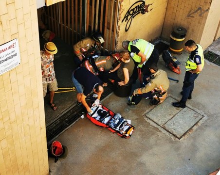 Шахта в столичен подлез взе трета жертва, заклещи крака на жена