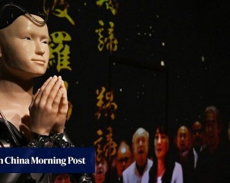 Робот с чертите на будистка богиня приема посетители в храм в Япония