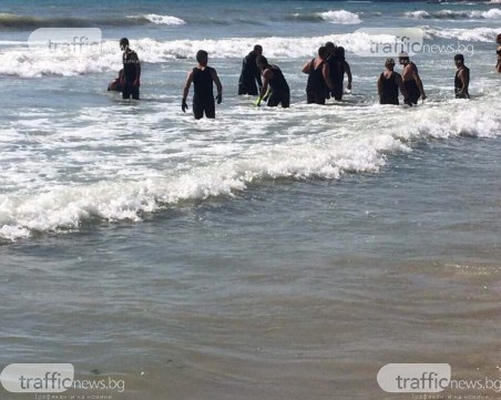 Военни водолази търсят удавеното момиче, забраниха плуването на Централния плаж във Варна