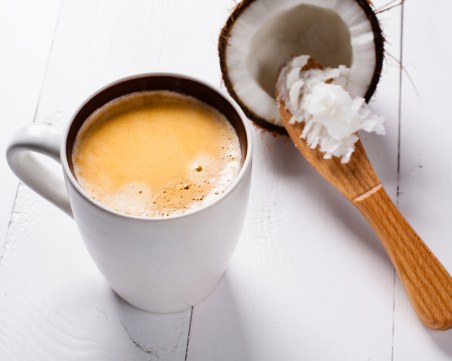 За какво е полезно кафето с кокосово масло?