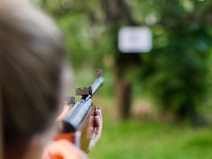 9-годишно момиче простреля сестра си с въздушна пушка