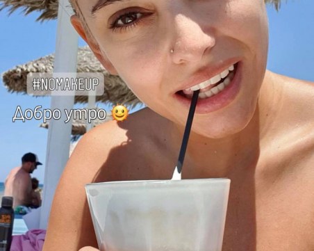 Ева Веселинова се отдаде на почивка на остров Санторини