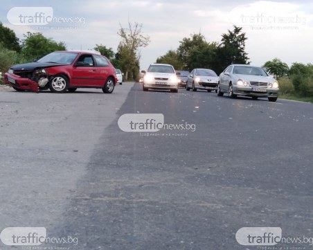 Катастрофа затапи един от изходите на Пловдив! Ламарини и стъкла покриха пътя