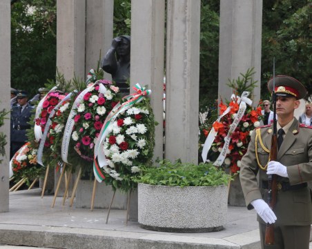 Отбелязват 