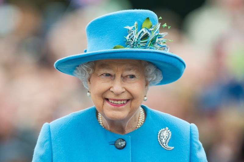 Какво носи в чантата си кралица Елизабет II?