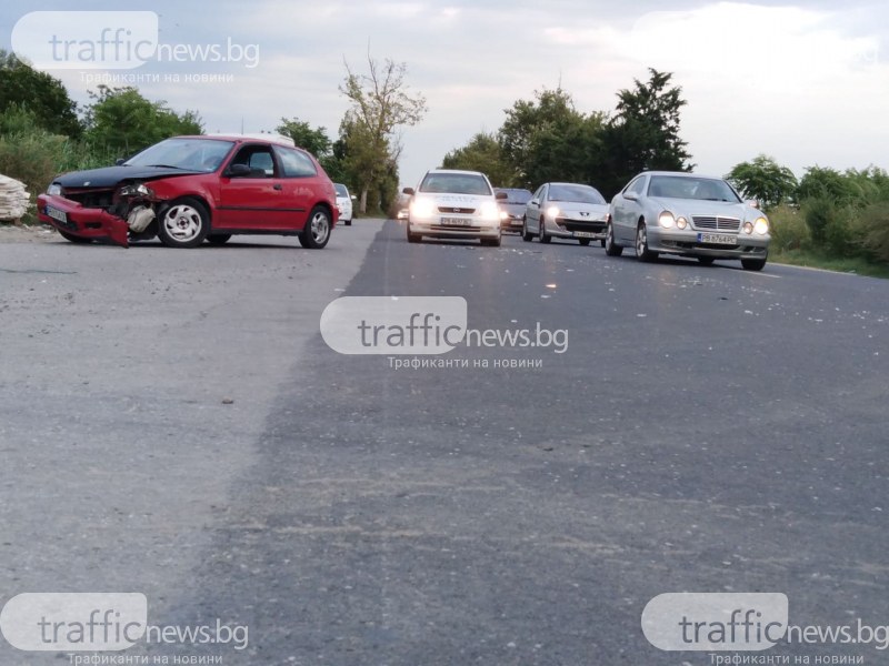 Катастрофа затапи един от изходите на Пловдив! Ламарини и стъкла покриха пътя