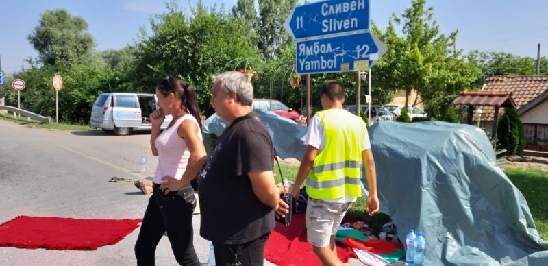 Протестиращите свиневъди вдигнаха блокадата край Сливен