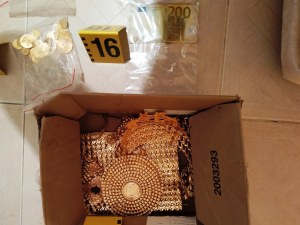 Акция в Пазарджик! Откриха голямо количество злато в магазин за телефони