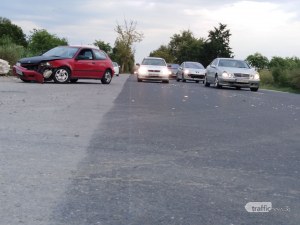 Катастрофа затапи един от изходите на Пловдив! Ламарини и стъкла покриха пътя