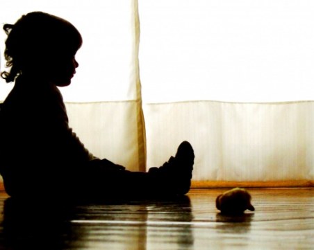 Баща преби жестоко двете си деца