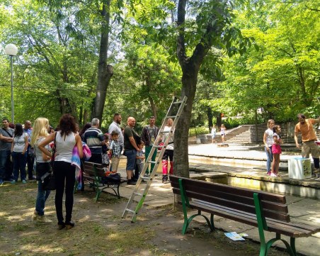 Доброволци изграждат фитнес зона в подножието на пловдивско тепе