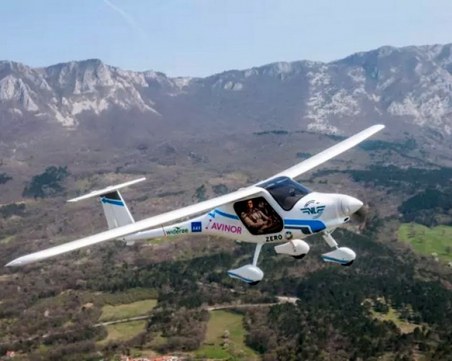 Електрически самолет се разби в езеро