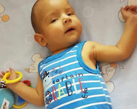 Извършиха трансплантацията на бебето Алекс, донор стана неговият баща