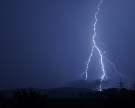 Мълния подпали къща в Родопите