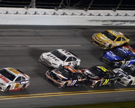 Пилот на НАСКАР и семейството му оцеляха в самолетна катастрофа