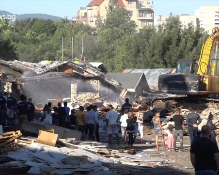 Роми на 30-40 г. от бутнатото гето в Захарна фабрика карат без лични карти от рождение