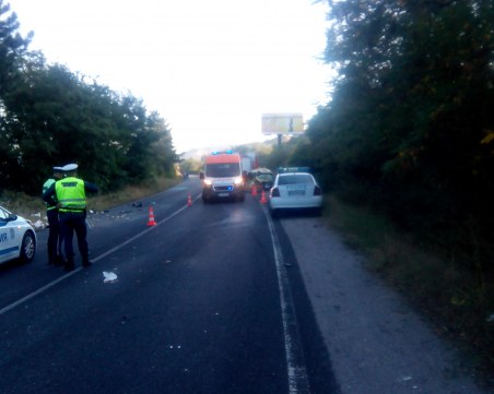 Тежка катастрофа между автобус и кола! Трима са ранени