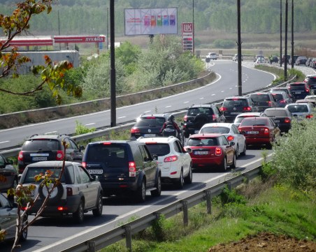 Верижна катастрофа затапи пътя Бургас-Царево