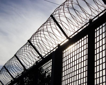 Затворник прескочи 5-метрова ограда и избяга