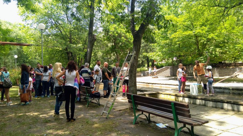 Доброволци изграждат фитнес зона в подножието на пловдивско тепе