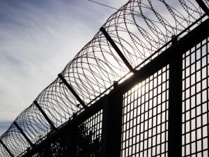 Затворник прескочи 5-метрова ограда и избяга