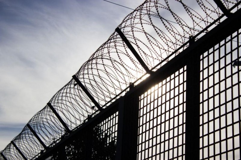 Затворник прескочи 5-метрова ограда и избяга
