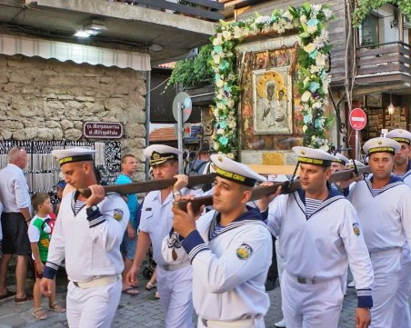Черната Богородица в Несебър гони бесове и усмирява луди глави