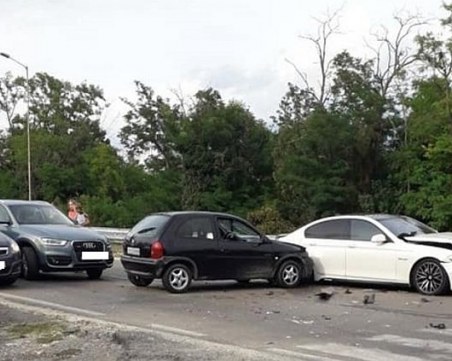 Катастрофа с четири коли затрудни движението на пътя Варна - Златни пясъци