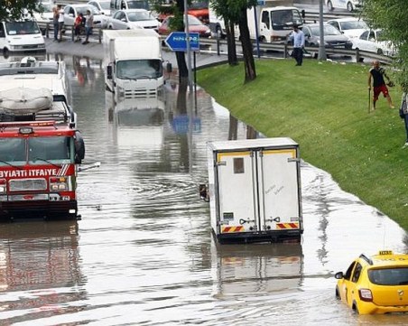 Порой и наводнения в Истанбул, един човек е загинал