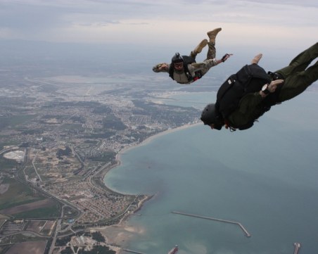 Жена оцеля, след като скочи от 1,5 км височина без да й се отвори парашутът