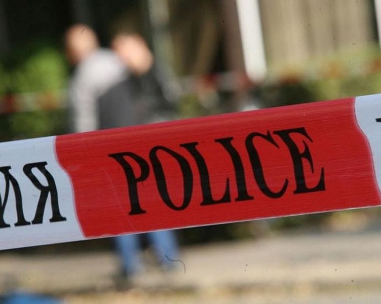 Полицейска блокада в Поморие! Мъж се барикадира в дома си