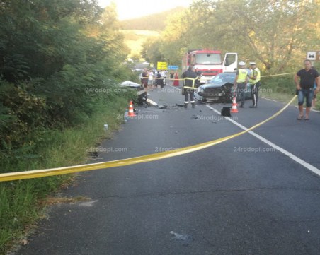 Две сватбарски коли се помляха, младоженецът пострада