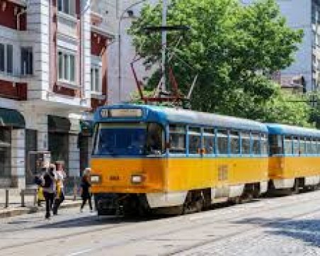 Пострадалият в София ватман е в тежко състояние