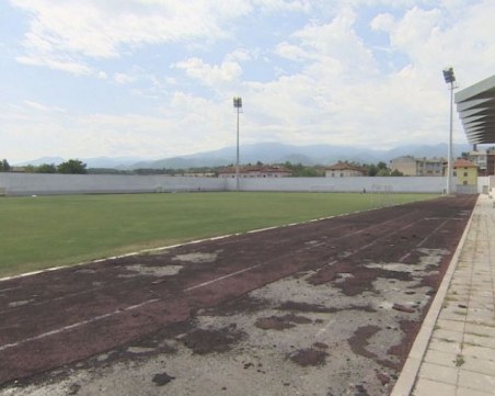 5 години след ремонт за 5 млн. лева: Градският стадион в Костенец се разпада