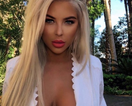 Андреа успя да се види в булчинска рокля