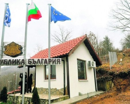 Двуметров Момчил юнак вдигат до ГКПП Златоград