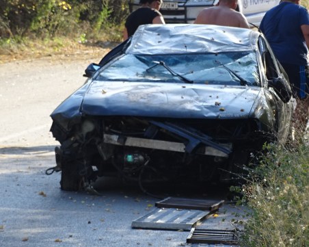 Кола се обърна по таван в Благоевградско, шофьорът оцеля по чудо
